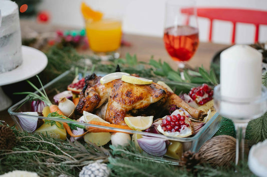 Table des fêtes avec volaille rôtie et fruits, des aliments à garder loin du chien